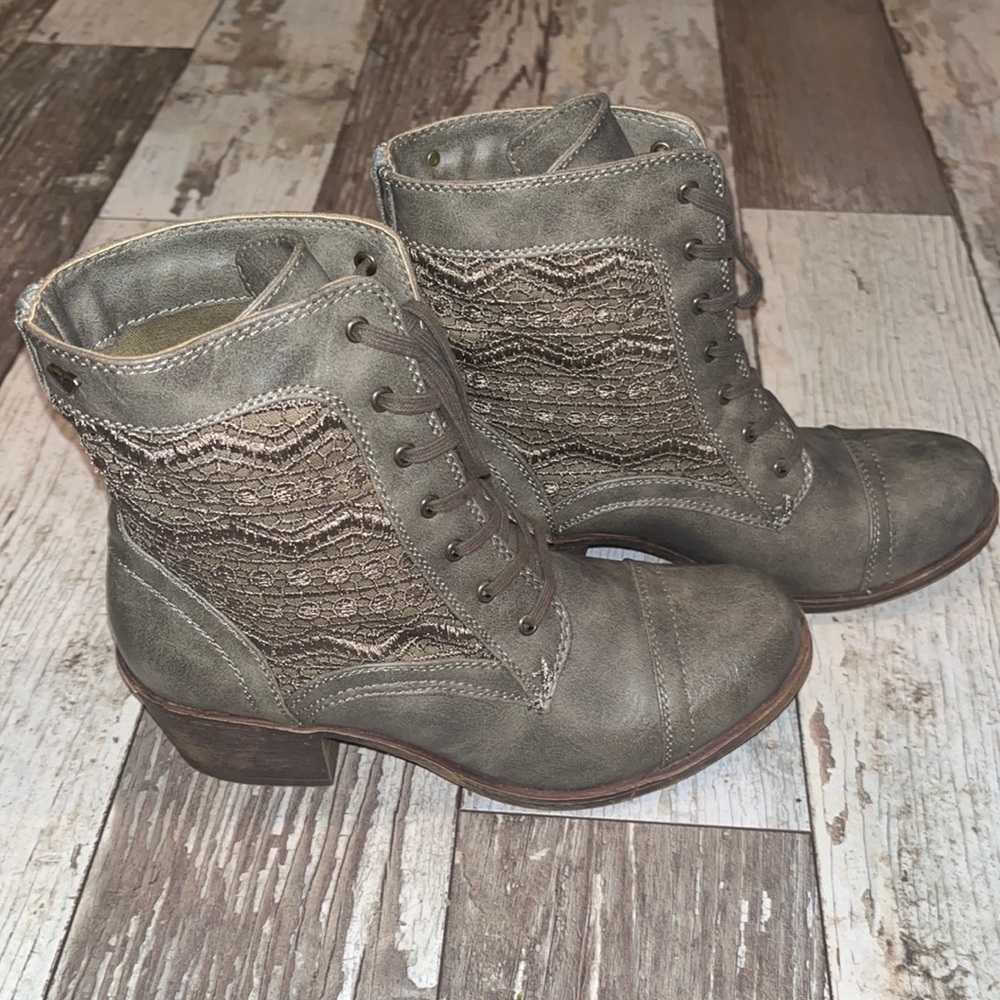 Roxy boots